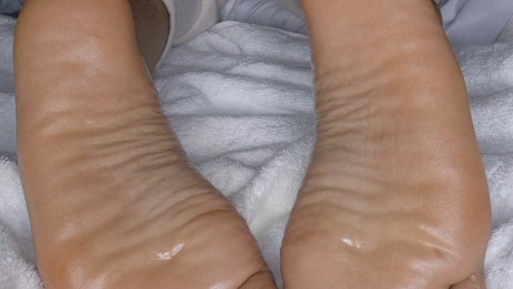 Bae Soles - Glistening Soles Tease: Slow, Sensual Toe Play & Oily Close-Ups