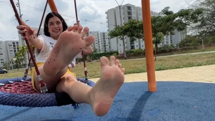 Kinky Lifestyle Pals - Simona Goes for a Walk in the Park: Flip flops & Dirty feet in the Sun