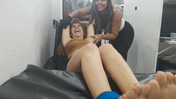 Tropical Foot Fetish Videos - Lorenna revenge on the Little Fox ticklish body and soles