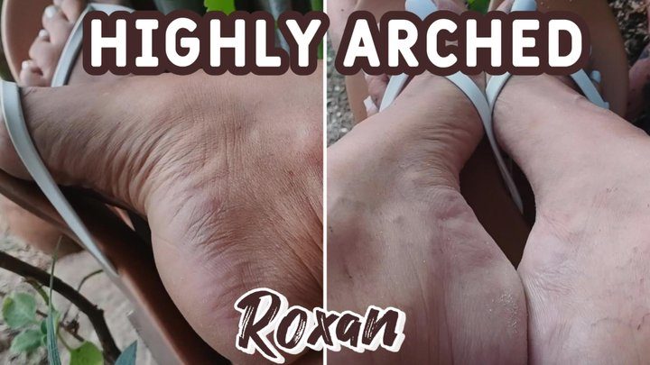 Goddess Foot Fetish - What magnificent pronounced arches on the feet of a woman in flip flops (3)