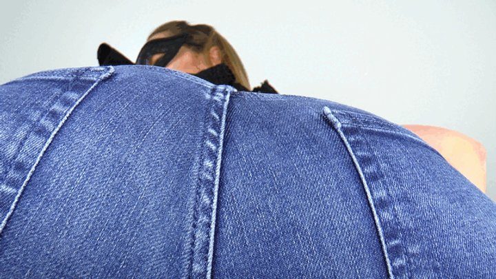 Boss Girls - Lady Nora - My jeans-clad ass is hot and dangerous