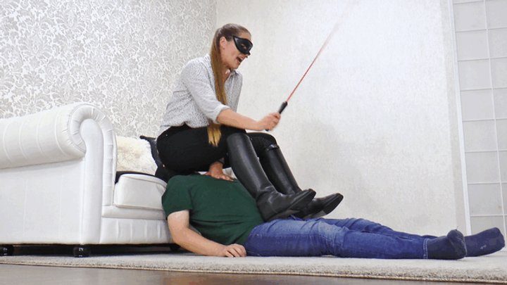 Boss Girls - Lady Nora – That means a break from stable work for him!