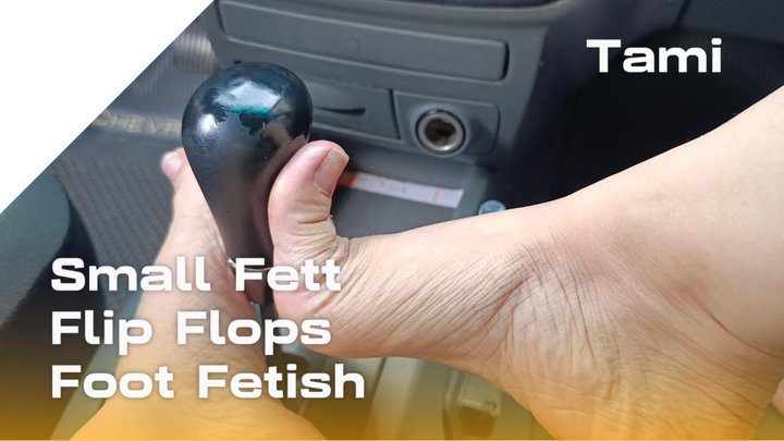 Goddess Foot Fetish - Small feet in flip flops and showing their pronounced arches (4)