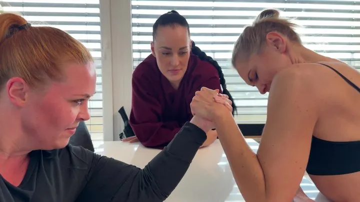 Queens Clash - Ginge Kate vs Venus Armwrestling