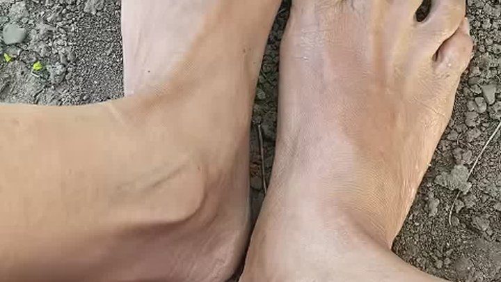 Melovefeet - 3. Melove. Naked Toes small feet in Dirt