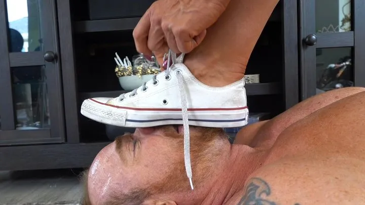 World Goddess - HORRIBLE smelling goddess feet!!