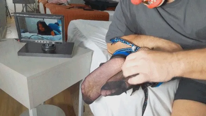Tropical Foot Fetish Videos - Luna in nylons off for foot tickling