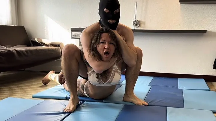 Foxxysqueeze - The competitive choking match