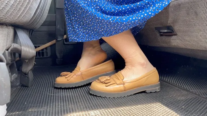 Forgetmenot - shoe play with sweaty feet while waiting in vintage beige loafers 7005a