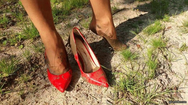Helenas Feet High Heels Tights Legs - businesswoman loses her red shoe in the mud HD wmv 1920x1080