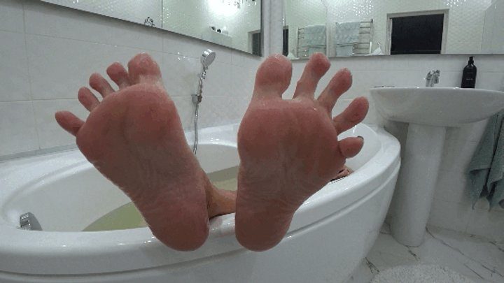 Boblory - Damp and wrinkled feet after a bath b