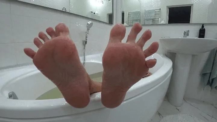 Boblory - Damp and wrinkled feet after a bath c