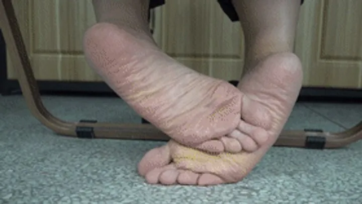 Asian Feet Goddess Worship - Mature women's sexy feet are tempting and very flavorful!
