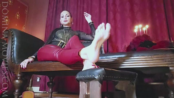 Madame Catarina - Cruelest Beauty - Ruby - Smoke - Feet 02