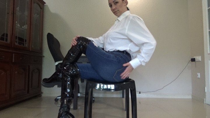 Miss Brunette - jeans on the butt m