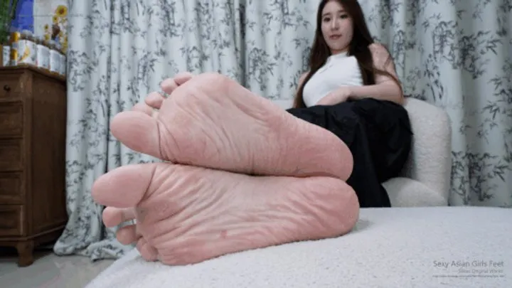 Sexy Asian Girls Feet - Beautiful sexy Asian young woman Nancy shows off her sexy 39EU big feet86 4K