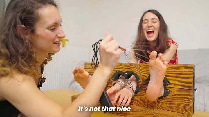 Lovely Laugh Tickling - A Fan Sent Zoé a Secret Weapon, Seraphine Never Stood a Chance