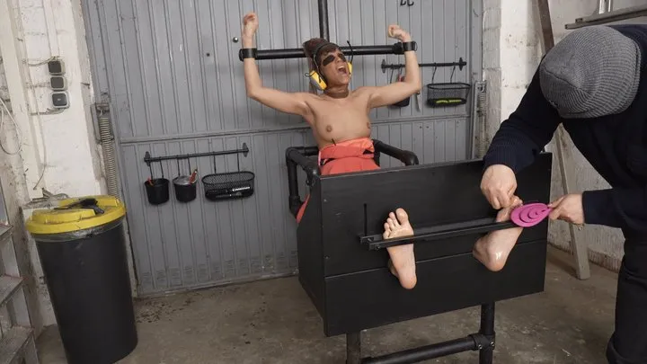 Fetish Garage - Extreme tickling in our new foot pillory ( 4K )