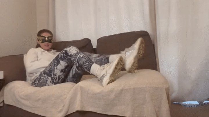Londontramplegirls - Miss H You Love My Stinky Feet So Worship Them Now