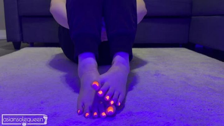 Asiansolequeen - Blacklight Toes JOI
