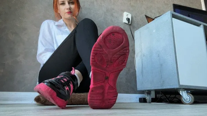 Kathrynnegoddessfeet - Sneakers, socks and smelly feet!