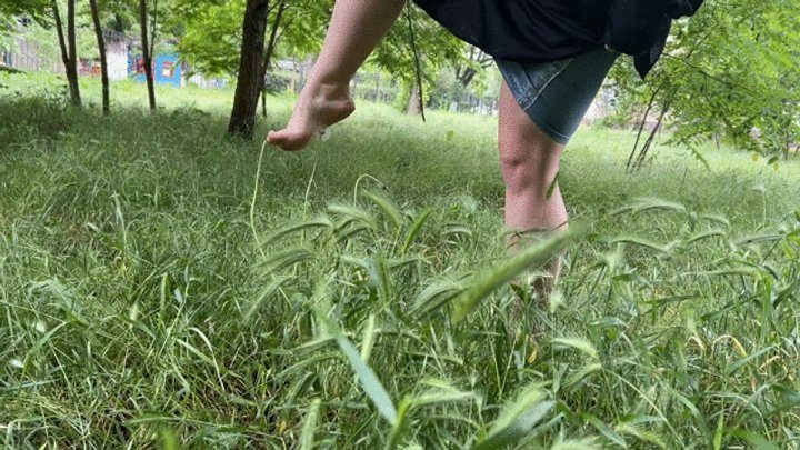 Redpepinofootfetish - Walk barefeet outdoors!