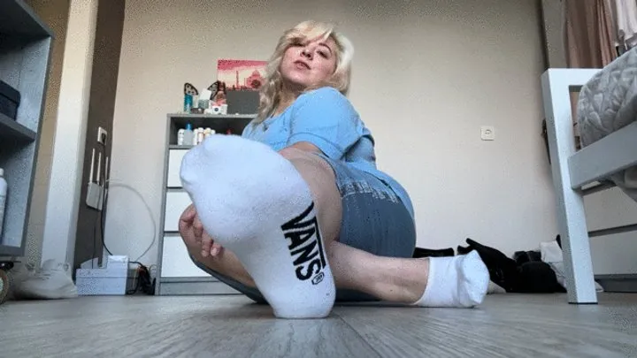 Redpepinofootfetish - Very smelly feet!