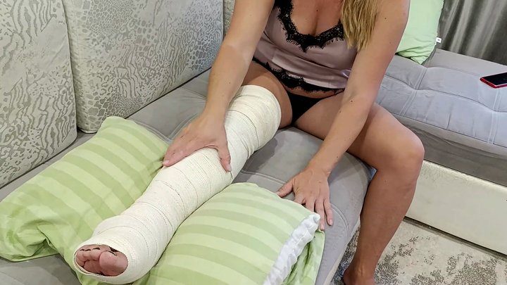 Sexy Milfa - My broken leg makes me horny 7 b