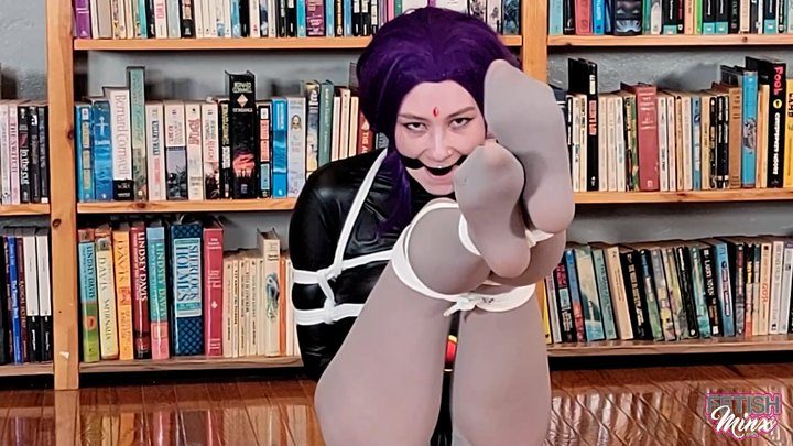 Minx Grrl's Fetish Corner - Heroine Frozen, Bound and Gagged (WMV Format)