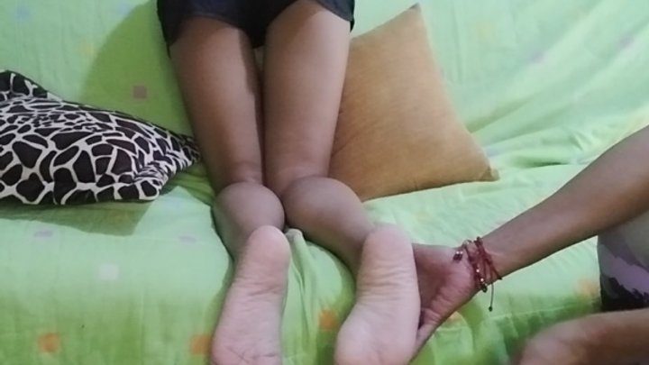 Ninosticklingstudio - Tickling on the sofa: Karla's soles!