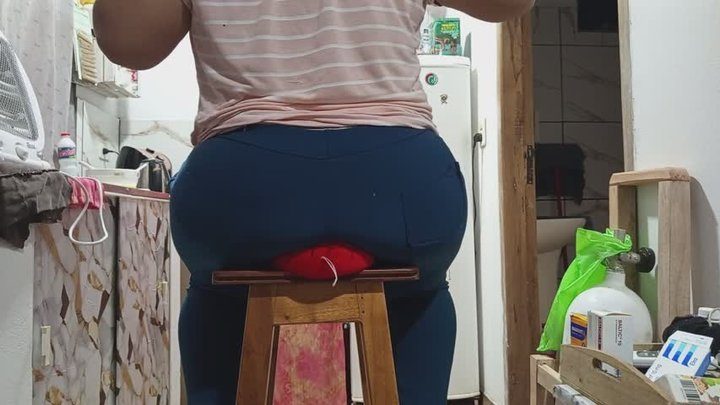 Mely's Secret Fetish - Mi trasero aplastando tu cara.