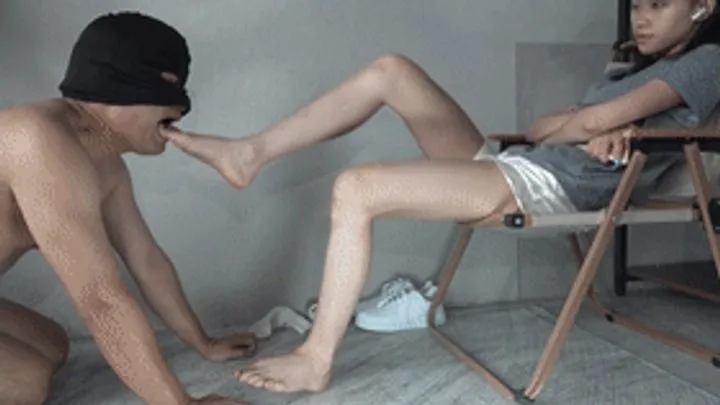 Asian Feet Goddess Worship - Qiqi Goddess humiliated the boss, licked her feet, penetrated her throat, and stepped on her cock!