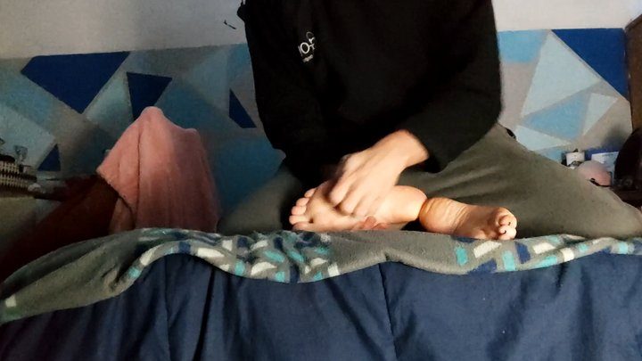 Atg - Amateur Foot Tickling – Casual Tickle Time Face Down with My Argentine Girlfriend - Part 1