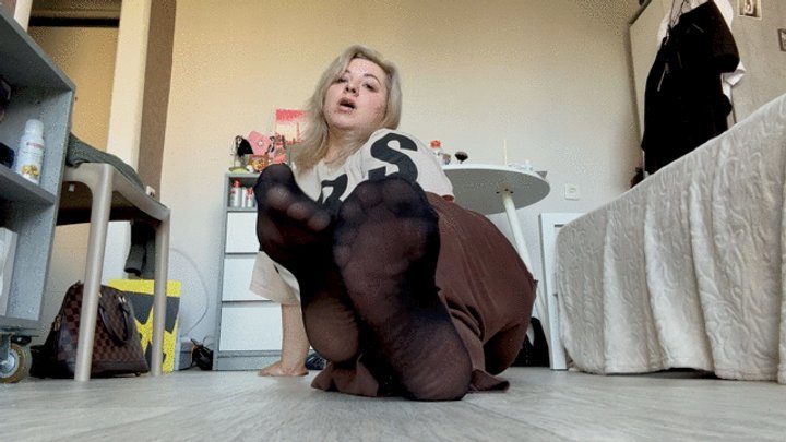 Redpepinofootfetish - Sweaty feet show
