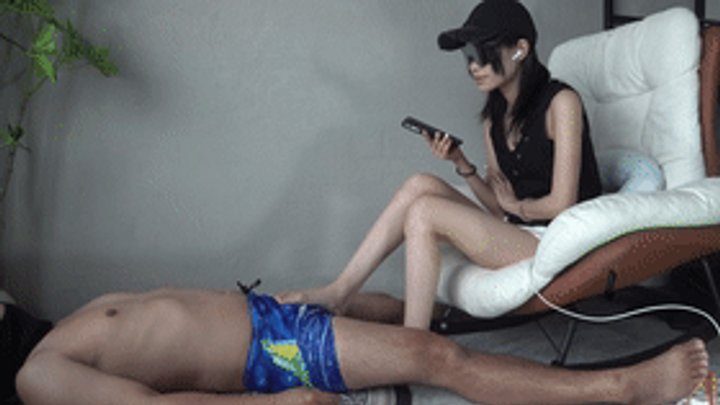 Asian Feet Goddess Worship - Qiqi Goddess live streams trampling on slaves, trampling on cocks!