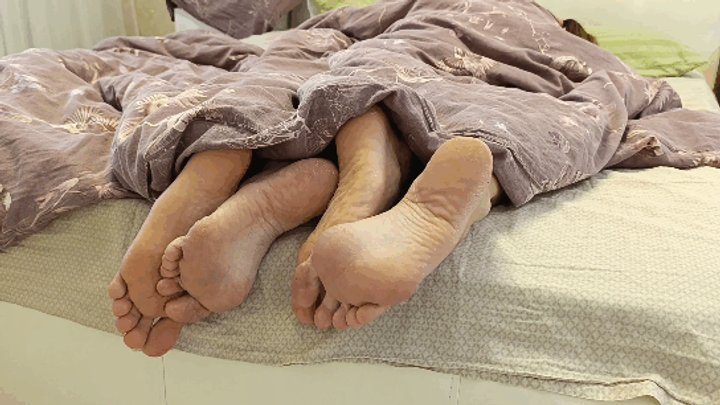 Sexy Milfa - Flirting legs under the blanket d