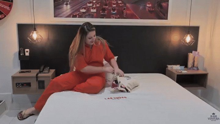 Babiventurafetish - Farting and emptying myself out, unaware that a crook was sniffing every single one of them!! By Babi Ventura and Isabelita.