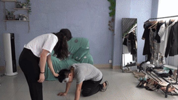 Asian Feet Goddess Worship - Jia Jia Goddess humiliated the boss, beat and scolded, trampling, lick feet!