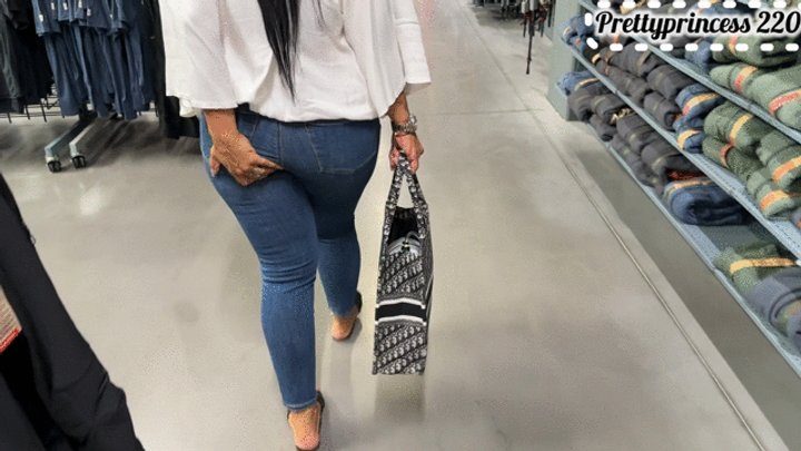 Prettyprincess - farts in the middle of the shopping center